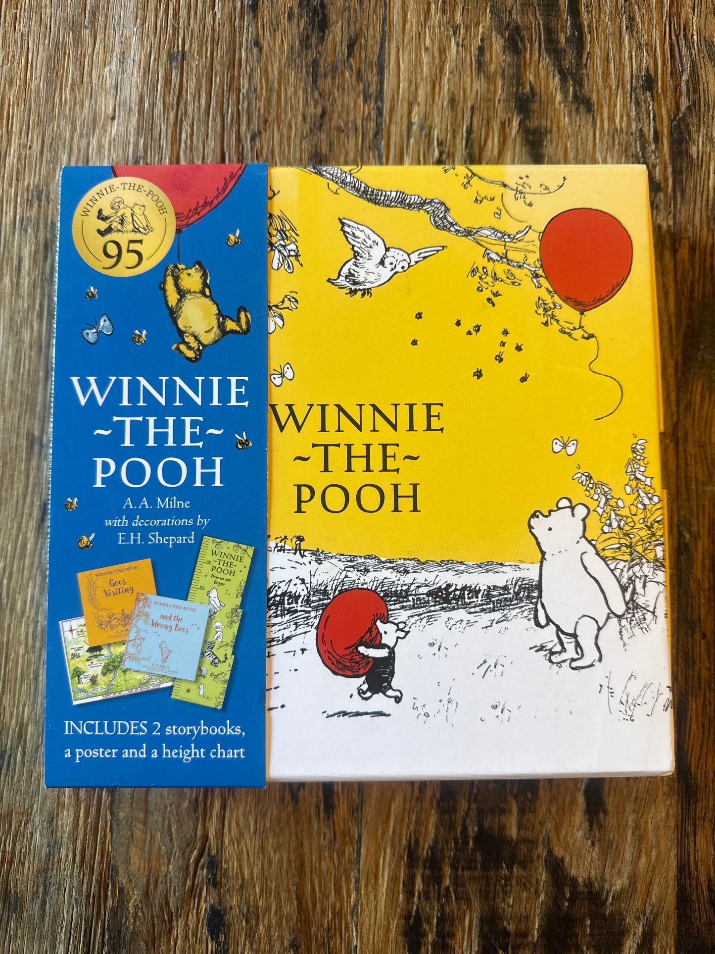Winnie-the-Pooh: Gift Box (with 2x books, height chart & poster): Treat your friends to the Winnie-the-Pooh Gift Box! by A.A. Milne